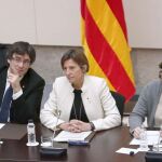 El presidente de la Generalitat, Carles Puigdemont, la presidenta del Parlament, Carme Forcadell, y la alcaldesa de Barcelona, Ada Colau, durante la segunda reunión del Pacto Nacional por el Referéndum