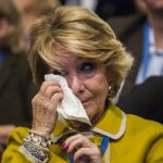 Esperanza Aguirre se seca las lágrimas tras la ovación recibida hoy en el Congreso del PP de Madrid.