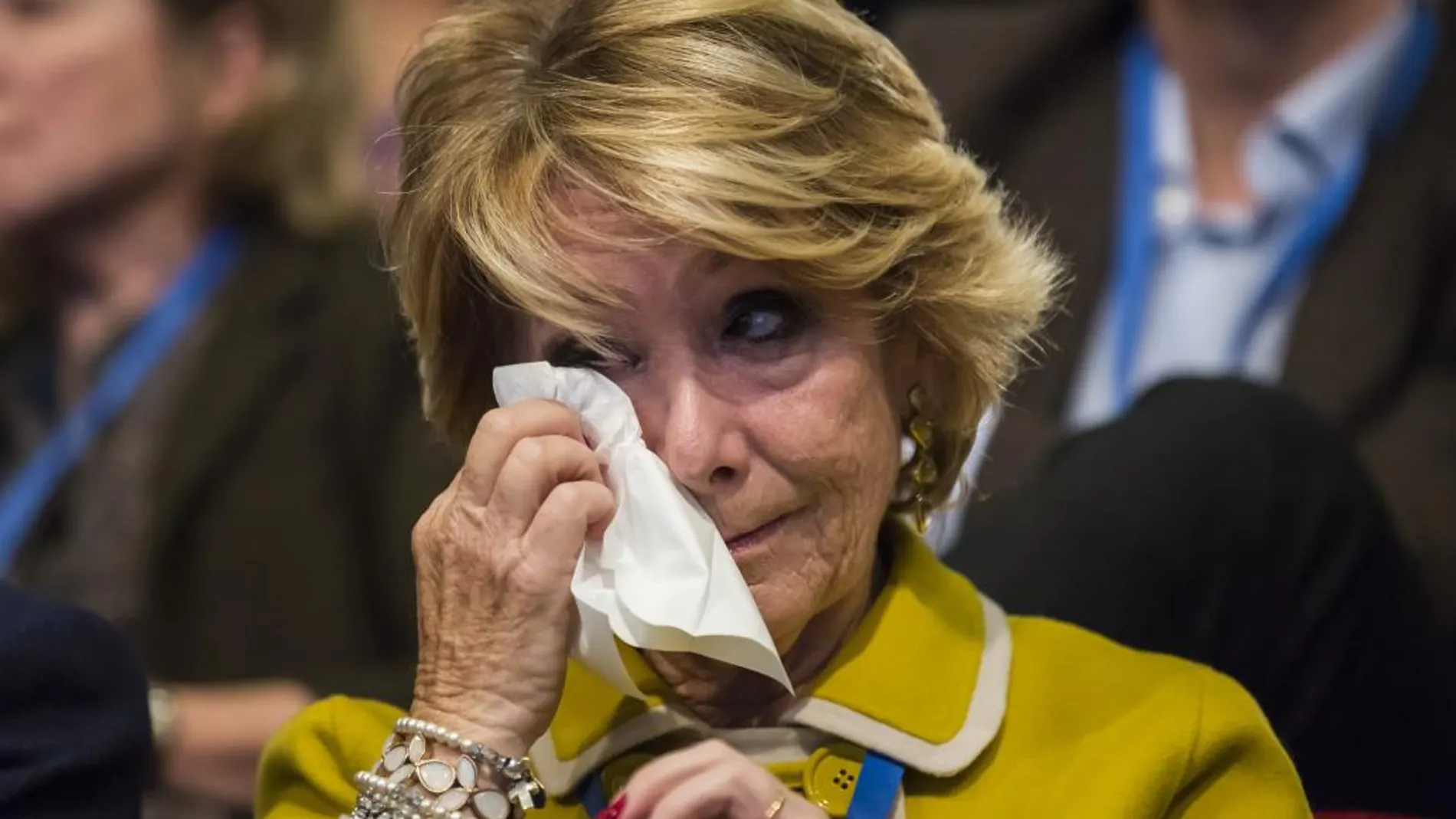 Esperanza Aguirre se seca las lágrimas tras la ovación recibida hoy en el Congreso del PP de Madrid.