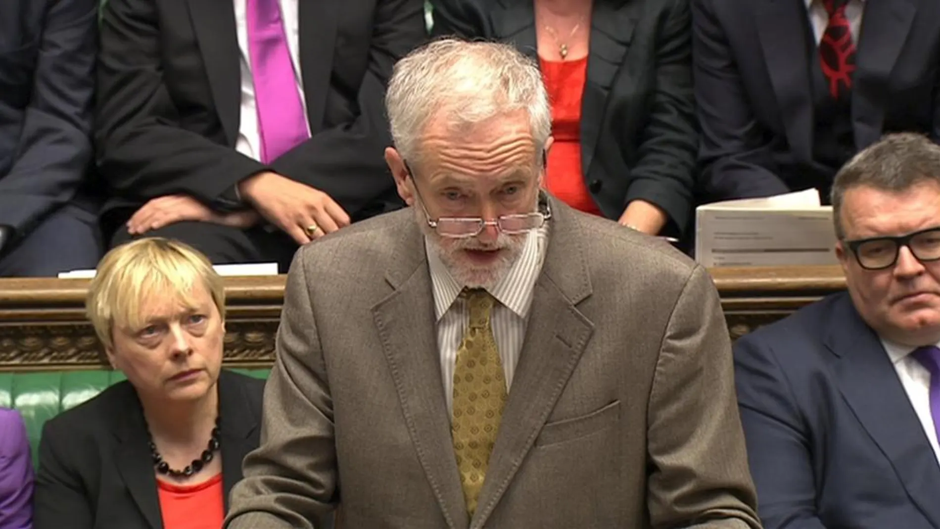 Corbyn lleva las dudas de la calle a la Camara de los Comunes en su estreno ante Cameron