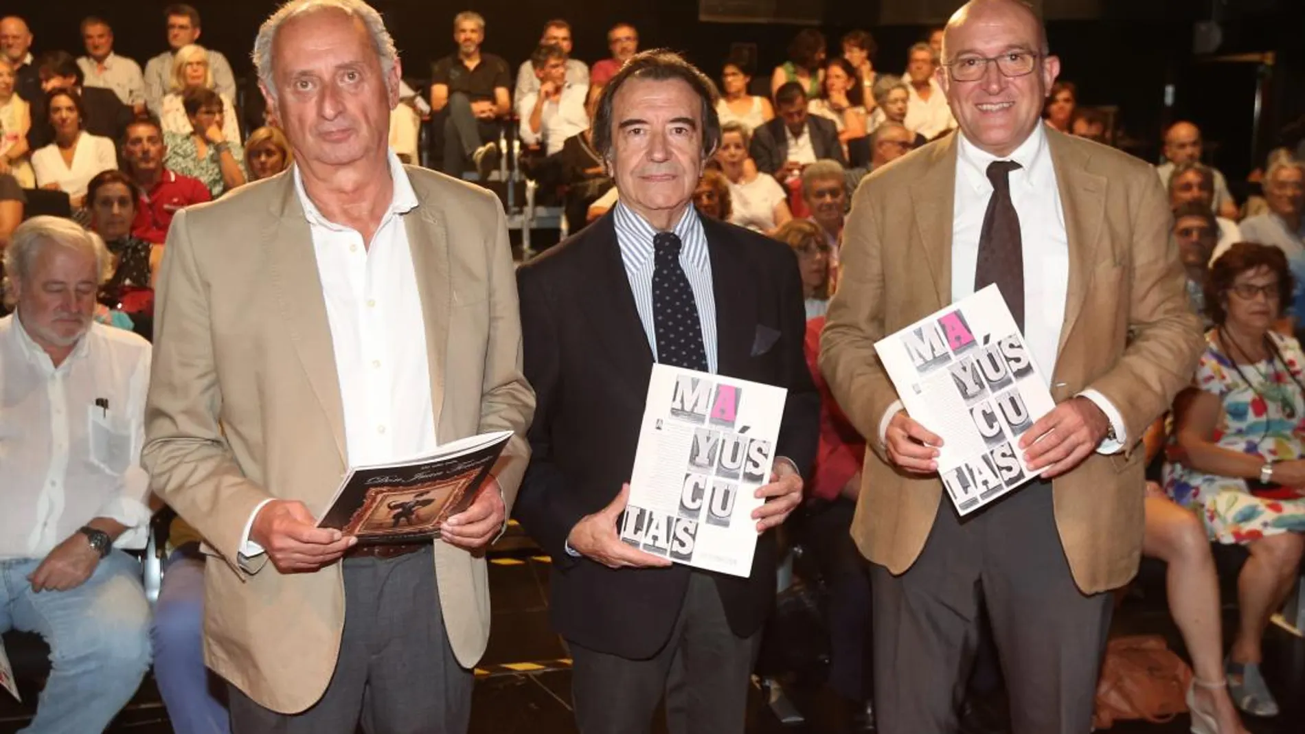 Los editores, Enrique Cornejo y Julio Martínez, junto al presidente de la Diputación provincial, Jesús Julio Carnero