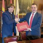 El alcalde de Soria, Carlos Martínez, y el vicerrector del Campus Duques de Soria , Luis Miguel Bonilla