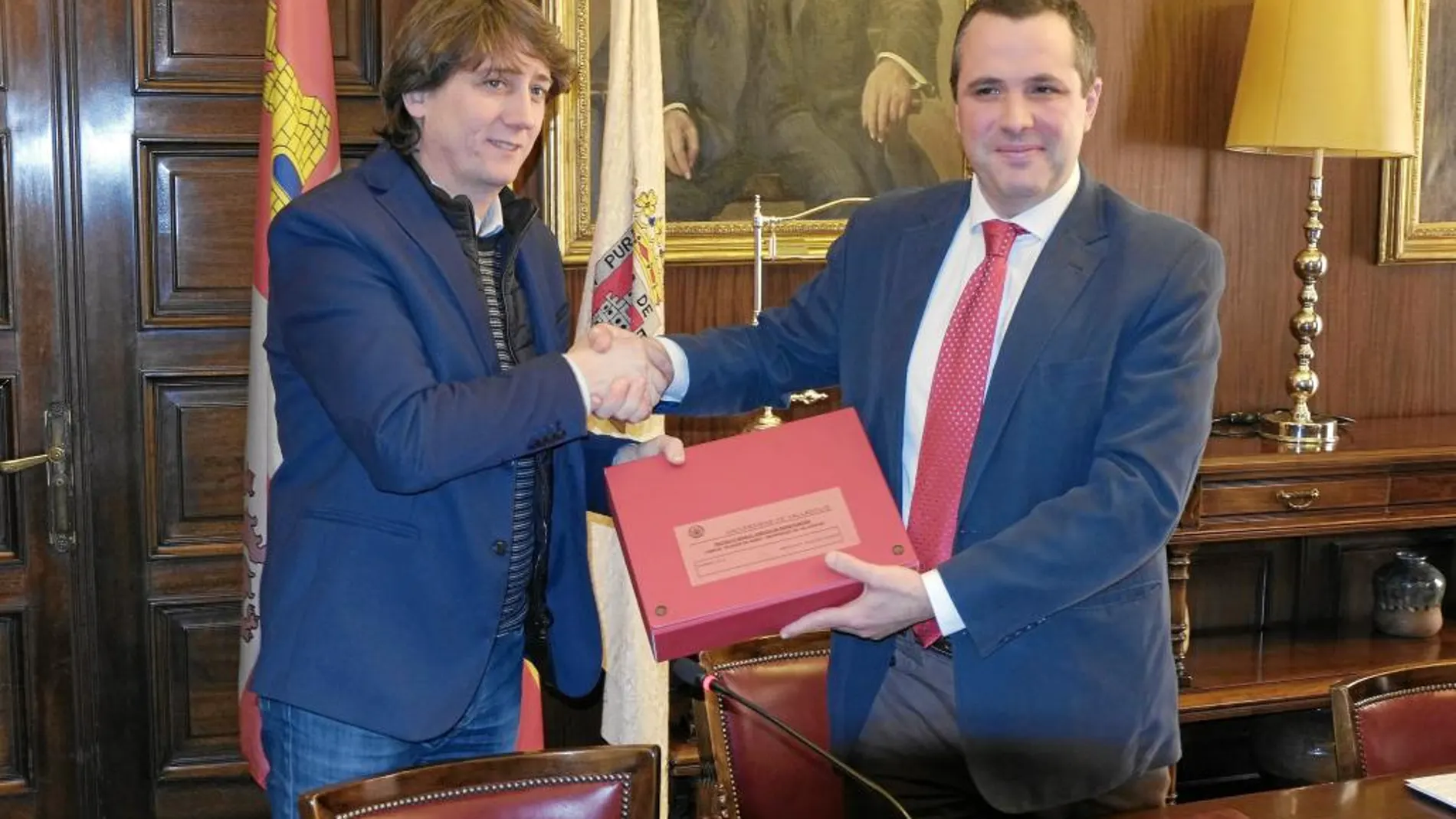 El alcalde de Soria, Carlos Martínez, y el vicerrector del Campus Duques de Soria , Luis Miguel Bonilla
