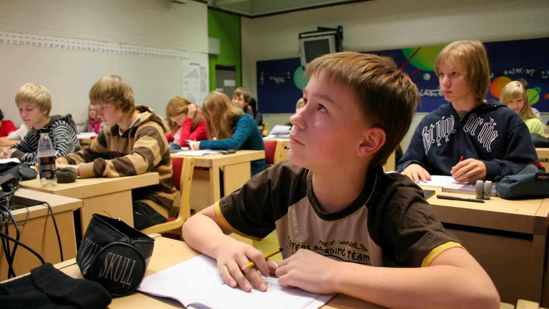 Los estudiantes escuchan al profesor en un colegio de Helsinki, en Filandia