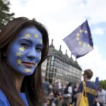 Una mujer participa en una protesta contra el Brexit en el centro de Londres.