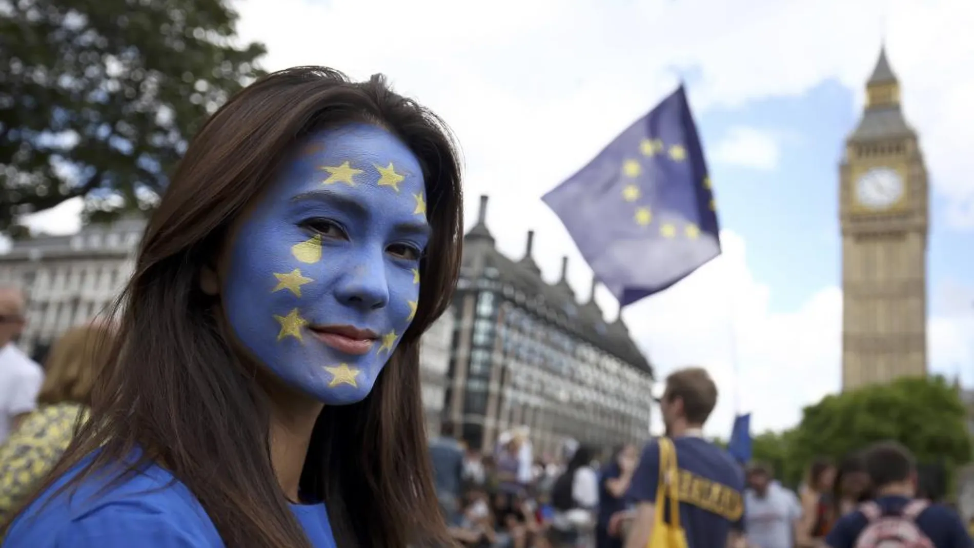 Una mujer participa en una protesta contra el Brexit en el centro de Londres.