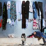 Un niño duerme en el campo de refugiados de Moria, en la isla de Lesbos