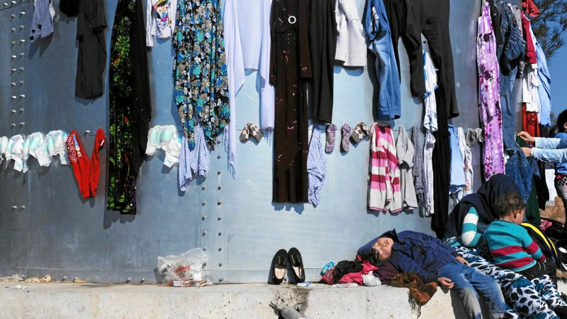 Un niño duerme en el campo de refugiados de Moria, en la isla de Lesbos