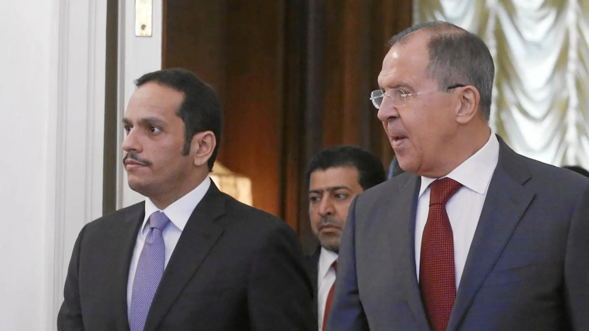 El ministro de Exteriores qatarí, Abdulrahman al Zani, y su homólogo ruso, Sergei Lavrov, ayer en Moscú