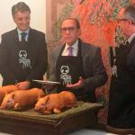 José María Ruiz trincha al estilo tradicional el cochinillo de Segovia, en presencia de Jorge Morro y Javier López Escobar