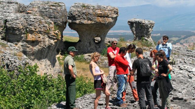 Varias personas visitan el paraje natural de Las Tuerces, ubicado en la provincia de Palencia