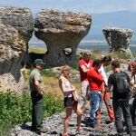Varias personas visitan el paraje natural de Las Tuerces, ubicado en la provincia de Palencia