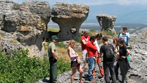 Varias personas visitan el paraje natural de Las Tuerces, ubicado en la provincia de Palencia