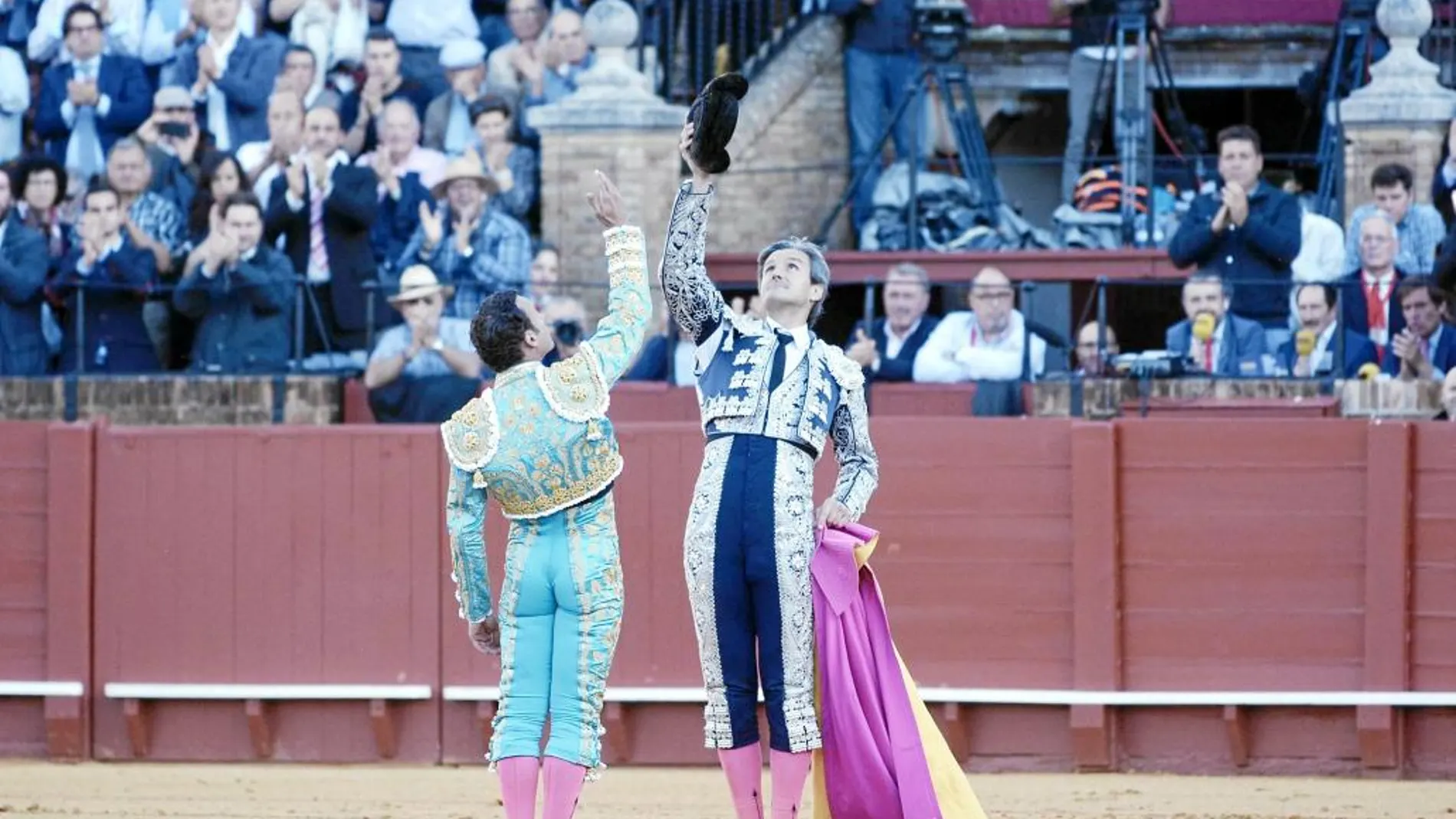 Jose Manuel Calvo Montoliú y su matador Antonio Ferrera brindan al cielo de Sevilla tras parear juntos en el cuarto toro