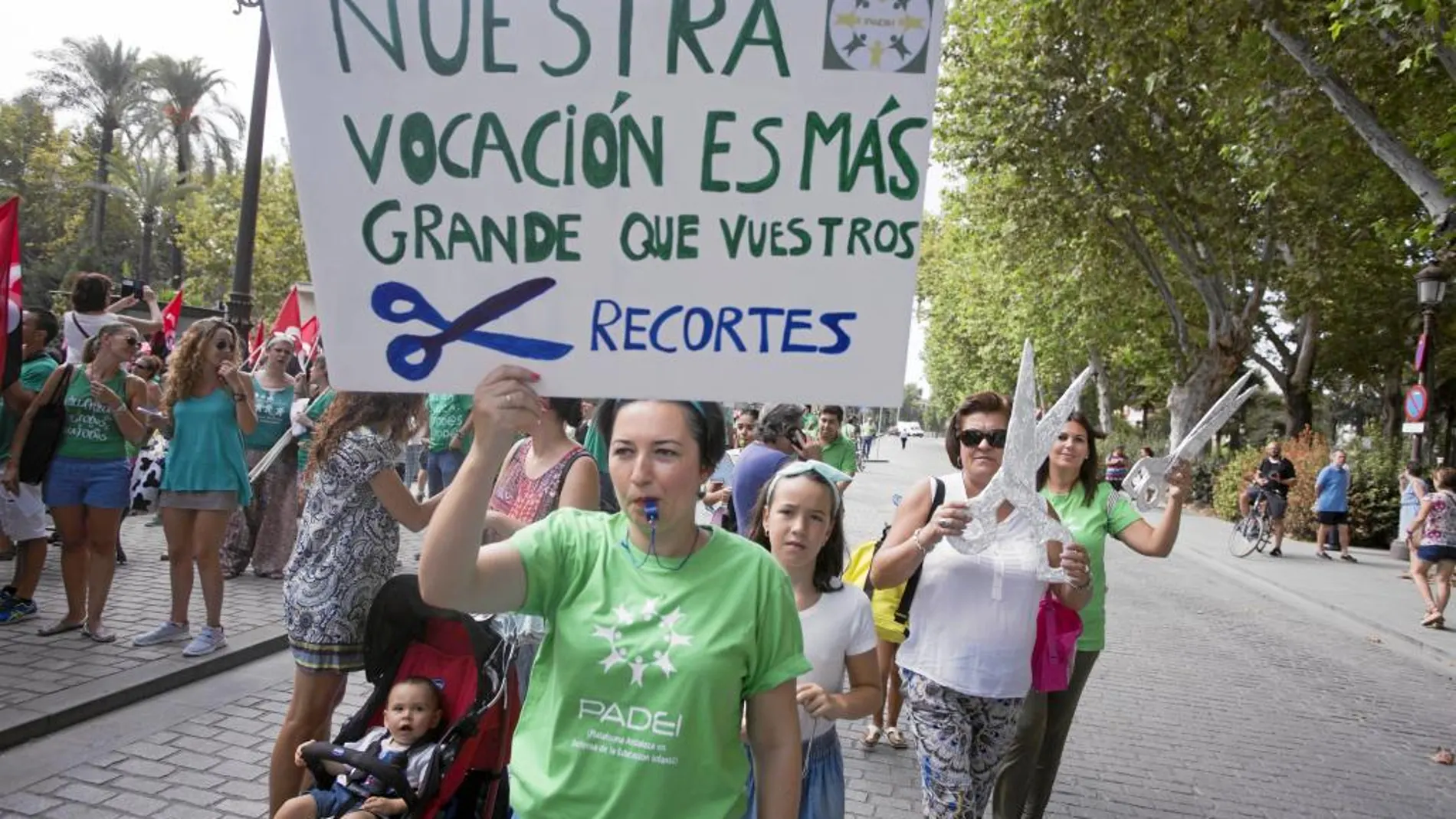 Manifestación de profesores interinos en Sevilla por los recortes