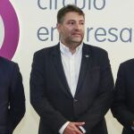 De izquierda a derecha; el director territorial de Abanca, Marcos Lamas; El presidente del CEL, Julio César Álvarez; y el alcalde de León, Antonio Silván