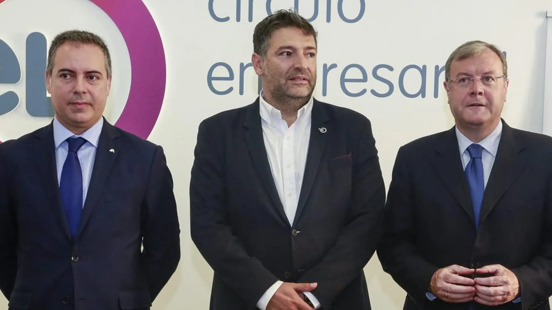 De izquierda a derecha; el director territorial de Abanca, Marcos Lamas; El presidente del CEL, Julio César Álvarez; y el alcalde de León, Antonio Silván