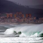 Grandes olas rompen en la región de Foz (Lugo)