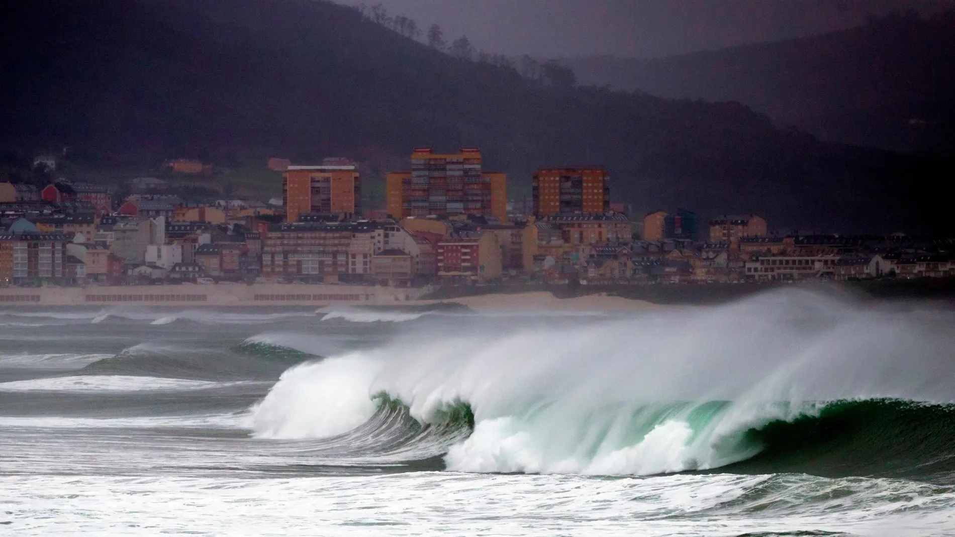 Grandes olas rompen en la región de Foz (Lugo)
