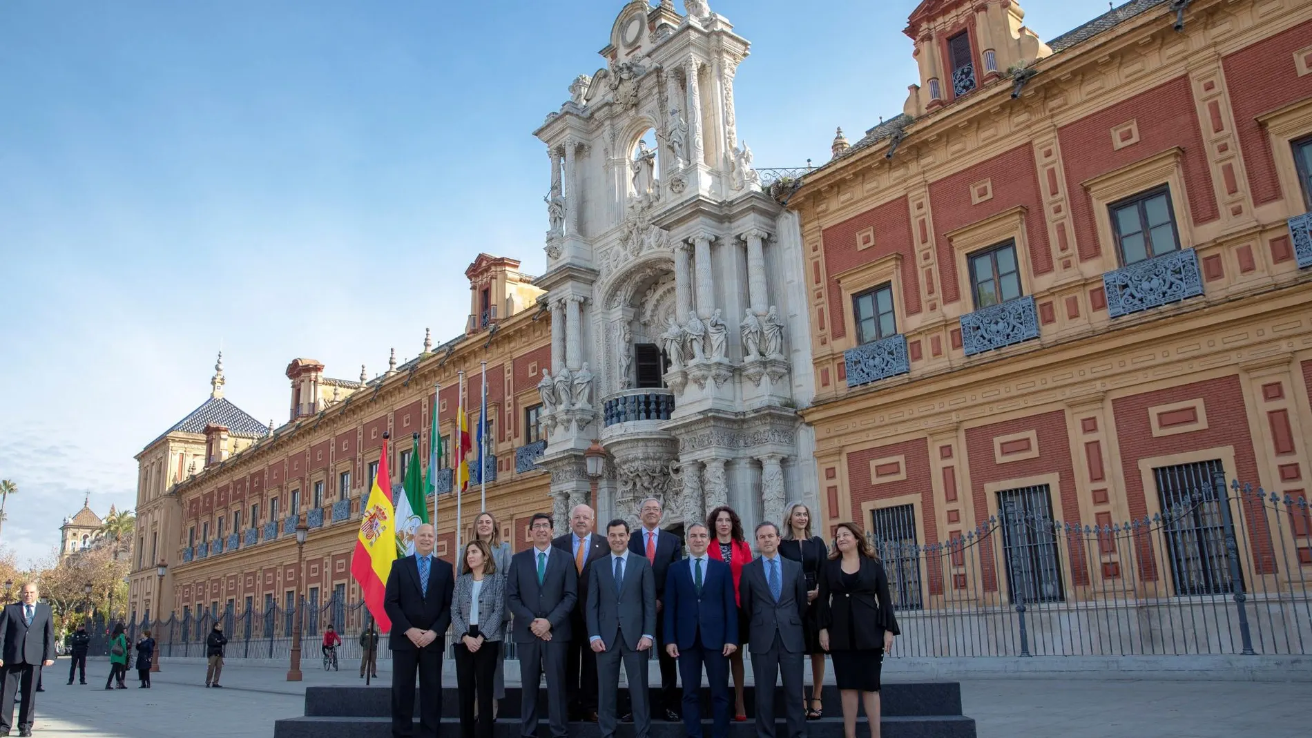 El nuevo Gobierno andaluz posa delante de San Telmo