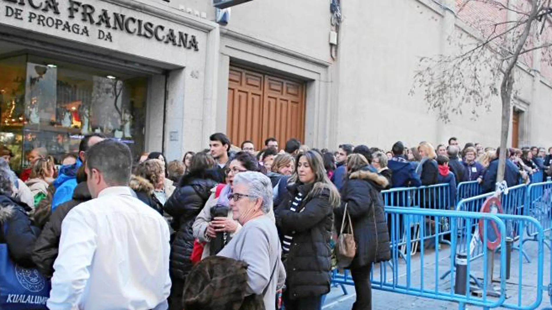 Ayer por la tarde ya se podían ver en la calle Jesús a varias decenas de fieles esperando el encuentro con su Cristo