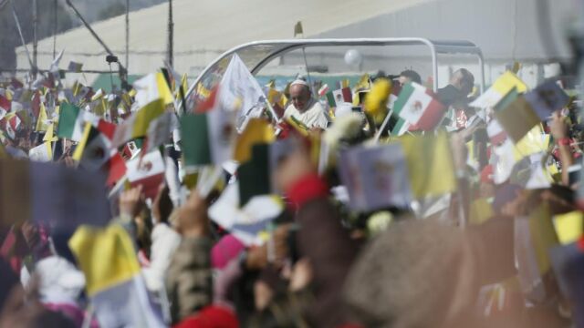 El Papa Francisco saluda a los fieles a su llegada al Centro de Estudios Superiores en el municipio mexicano de Ecatepec