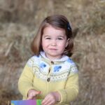 Los duques de Cambridge difundieron hoy en Twitter una nueva fotografía de su hija menor
