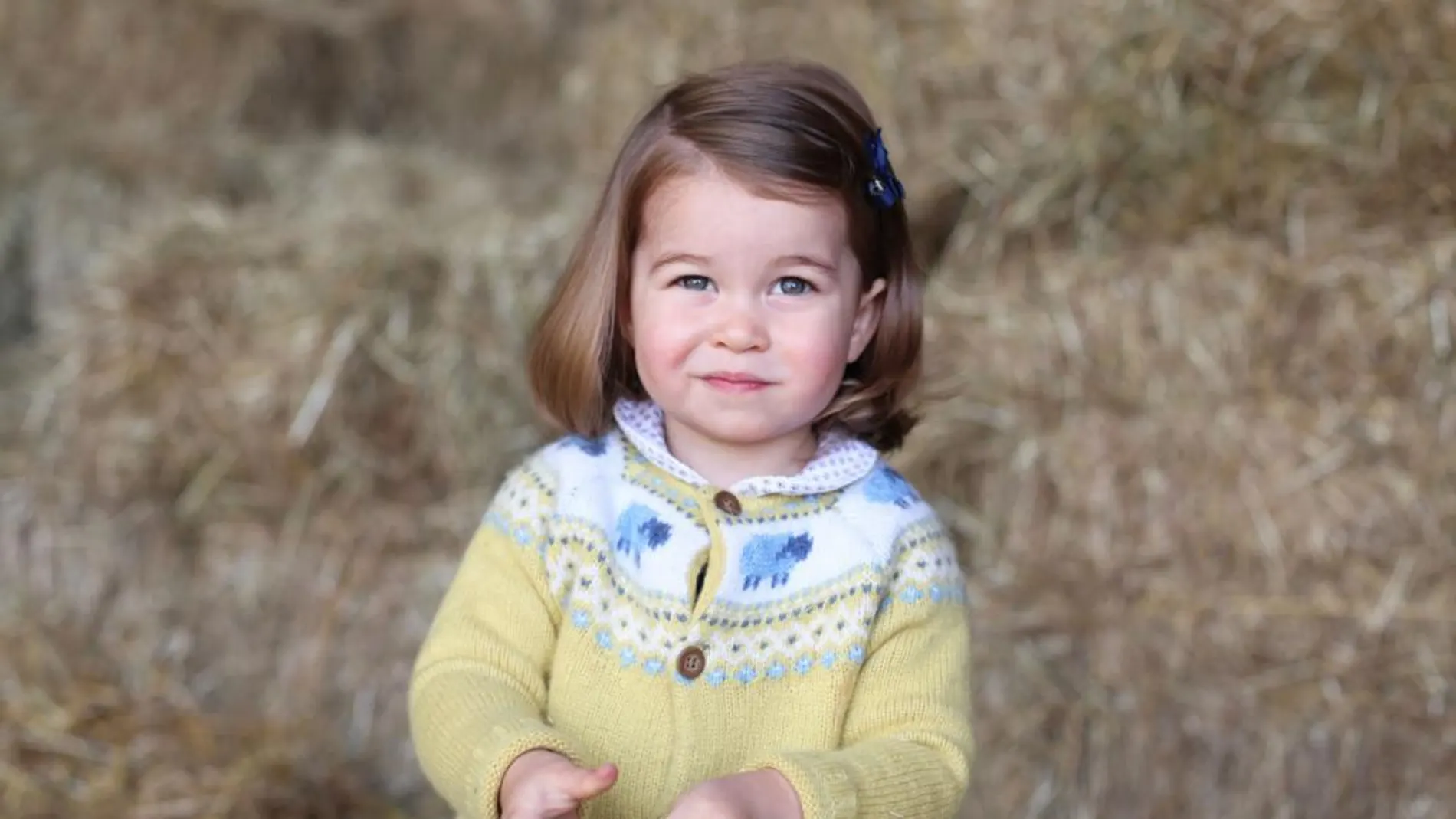 Los duques de Cambridge difundieron hoy en Twitter una nueva fotografía de su hija menor