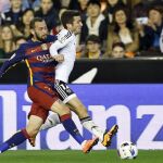 El defensa del Valencia José Luis Gayà ( disputa un balón con el defensa Aleix Vidal , del FC Barcelona,