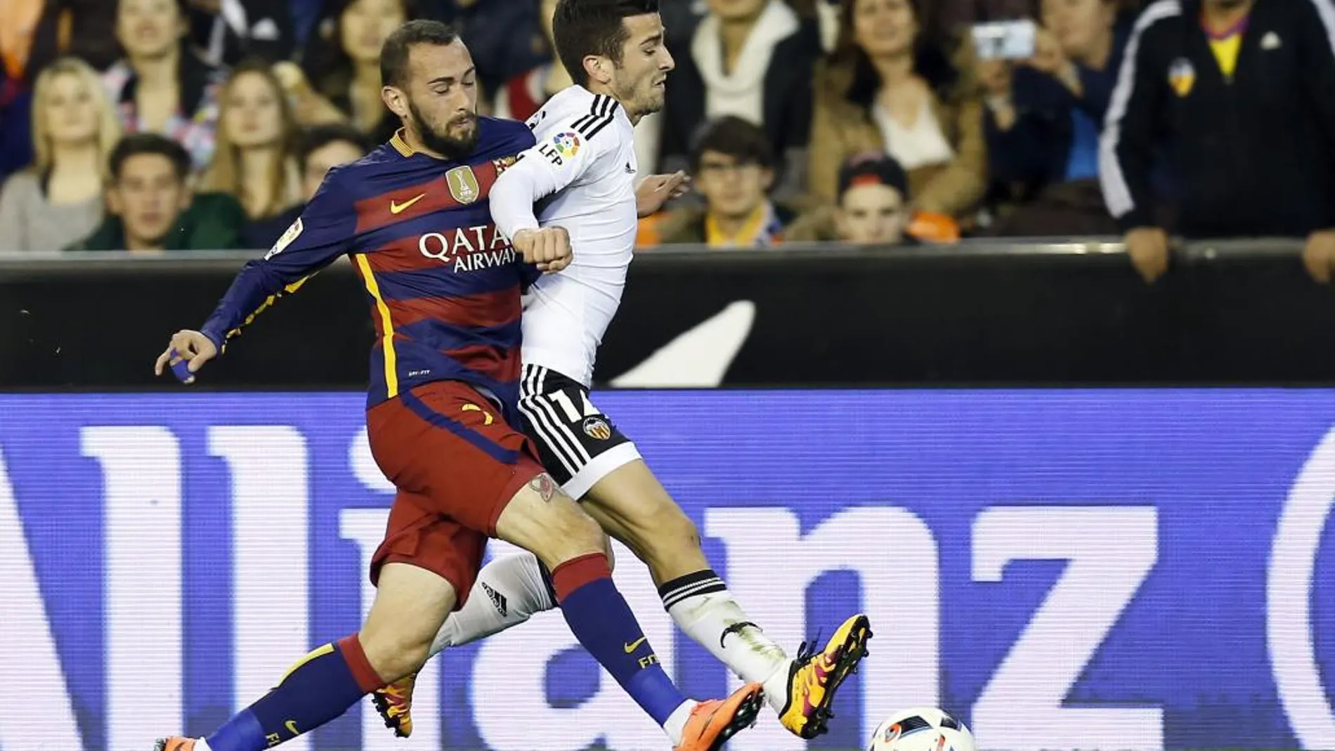El defensa del Valencia José Luis Gayà ( disputa un balón con el defensa Aleix Vidal , del FC Barcelona,