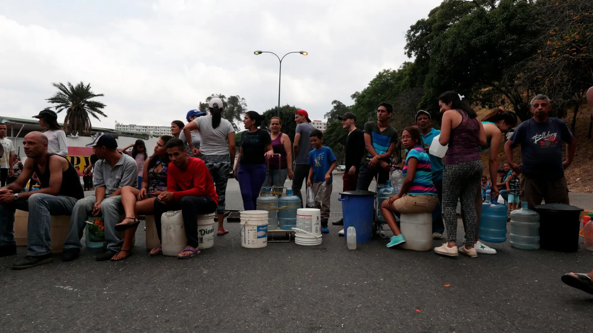 Vecinos protestan por la falta de electricidad y de agua este domingo, en CaracasFoto: Efe