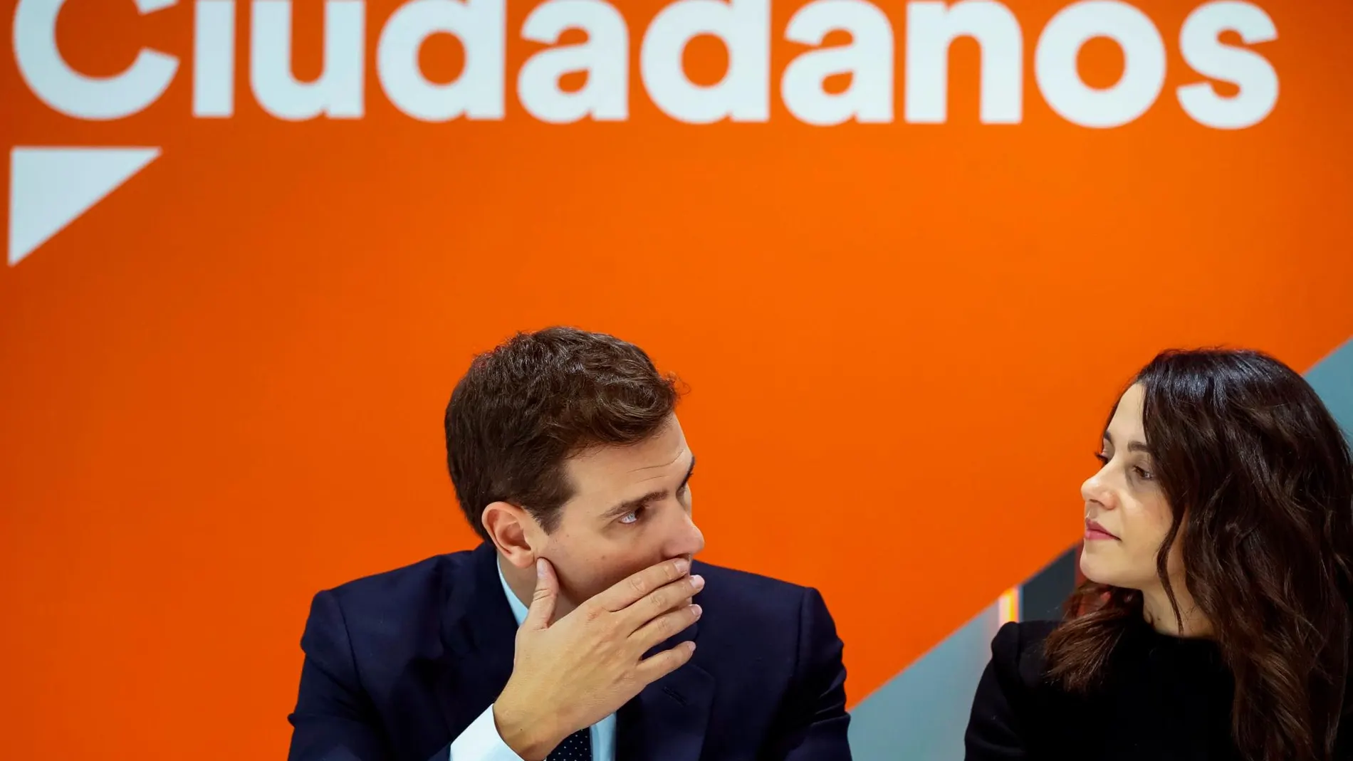 El líder de Ciudadanos, Albert Rivera, conversa con la portavoz nacional del partido, Inés Arrimadas.