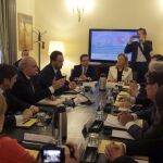 El ministro del Interior, Jorge Fernández Díaz (2i), preside la reunión del pacto contra el terrorismo yihadista del que formarán parte nueve partidos políticos, en tanto que Podemos sólo participa como observador, hoy en la sede del ministerio.