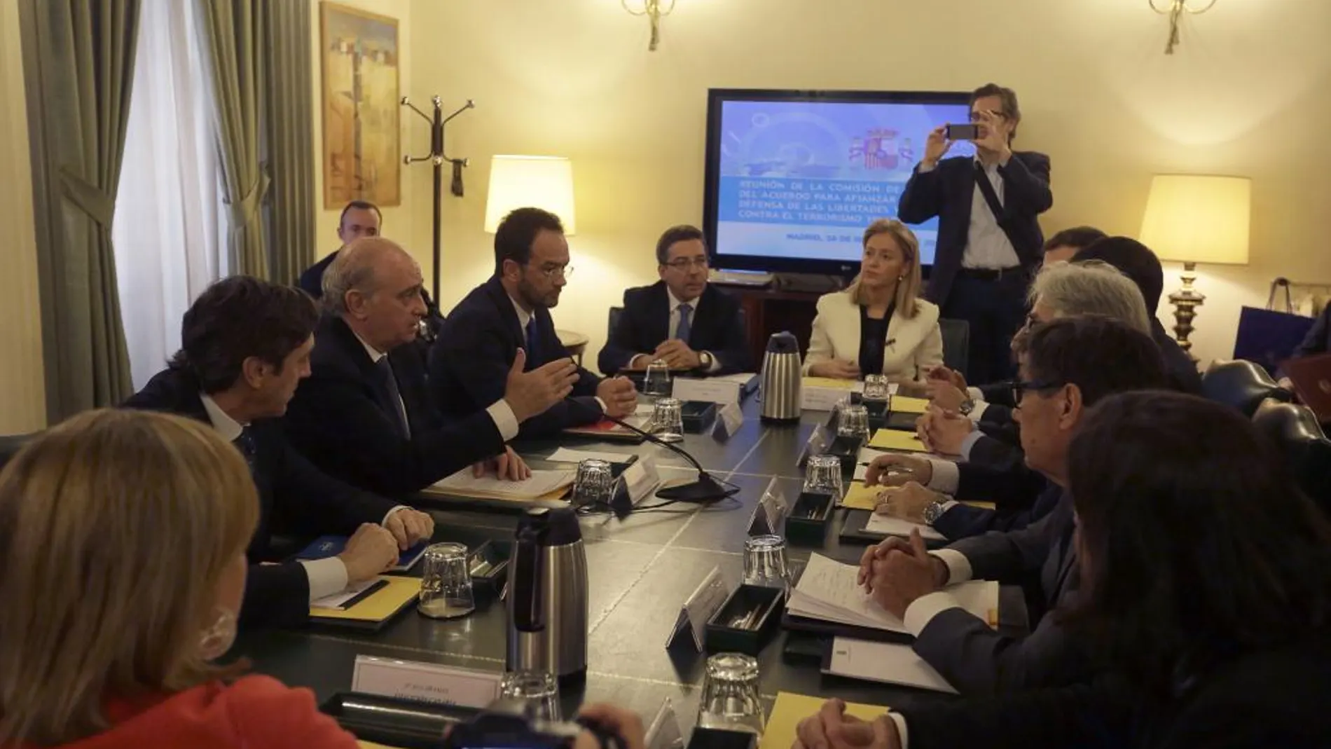 El ministro del Interior, Jorge Fernández Díaz (2i), preside la reunión del pacto contra el terrorismo yihadista del que formarán parte nueve partidos políticos, en tanto que Podemos sólo participa como observador, hoy en la sede del ministerio.