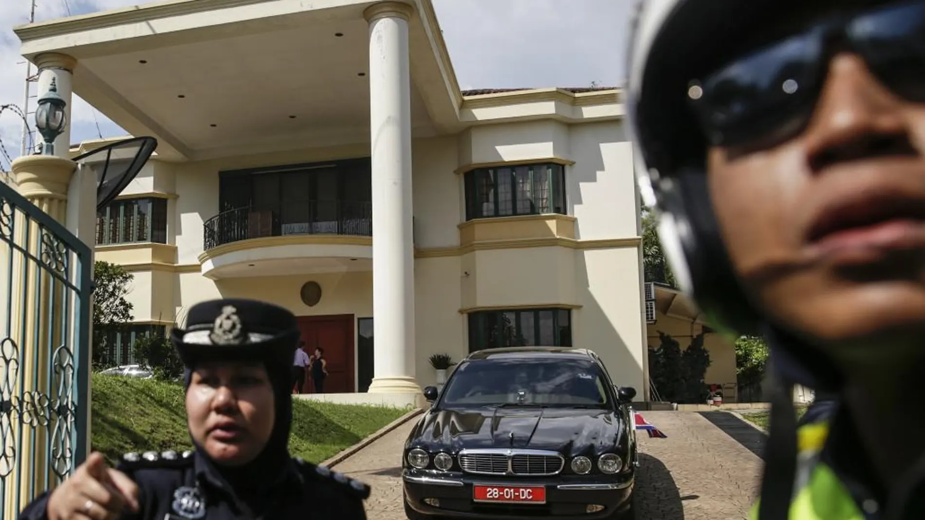 Un coche del cuerpo diplomático en el qe viaja el embajador de Corea del Norte en Malasia, Kang Chol, abandona la embajada en Kuala Lumpur
