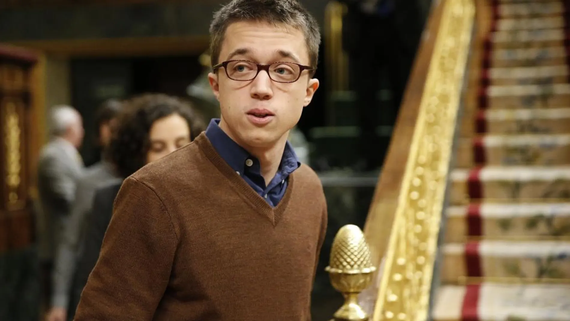 El portavoz parlamentario de Podemos, Íñigo Errejón, a su llegada al hemiciclo del Congreso de los Diputados donde se celebra hoy la segunda sesión del debate de investidura del líder del PSOE