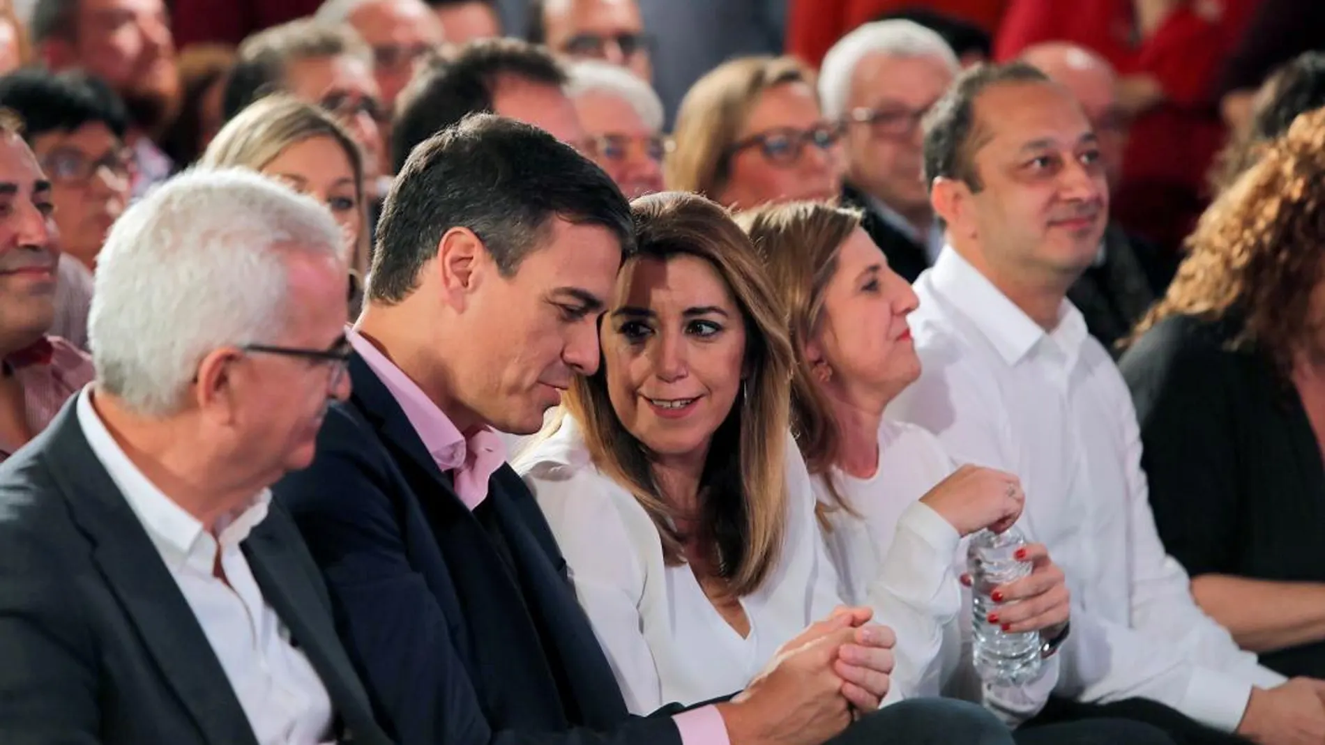 El presidente del Gobierno, Pedro Sánchez (c), la presidenta de la Junta de Andalucia, Susana Díaz y el vicepresidente de la Junta, Manuel Jiménez durante un mitin en Chiclana