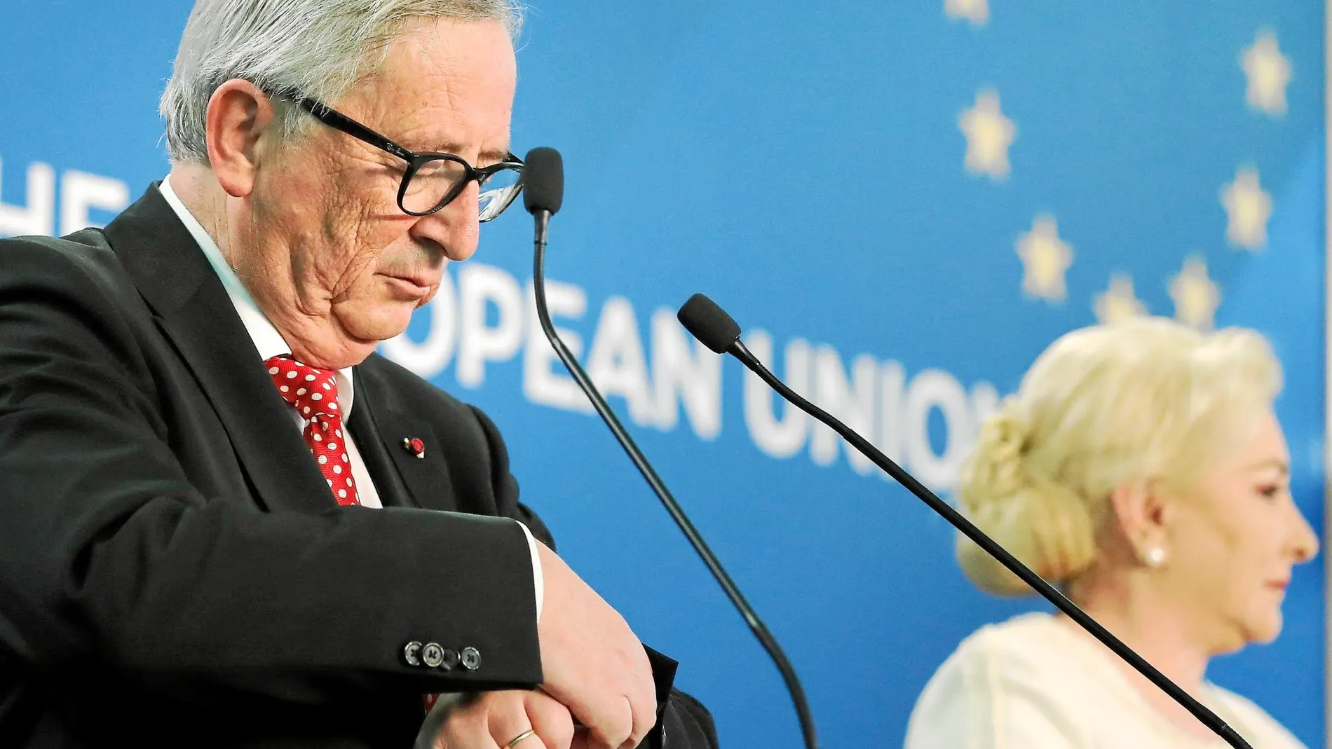 Jean-Claude Juncker y la primera ministra rumana, Viorica Dancila, ofrecieron en Bucarest una rueda de prensa para presentar la presidencia rumana del Consejo de la UE / Efe