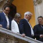El presidente Ximo Puig; el conseller de Hacienda y Modelo Económico, Vicent Soler; la consellera de Vivienda, Obras Públicas y Vertebración del Territorio, María José Salvador y el alcalde de Valencia, Joan Ribó, ayer tras su reunión en el Palau de la Generalitat.