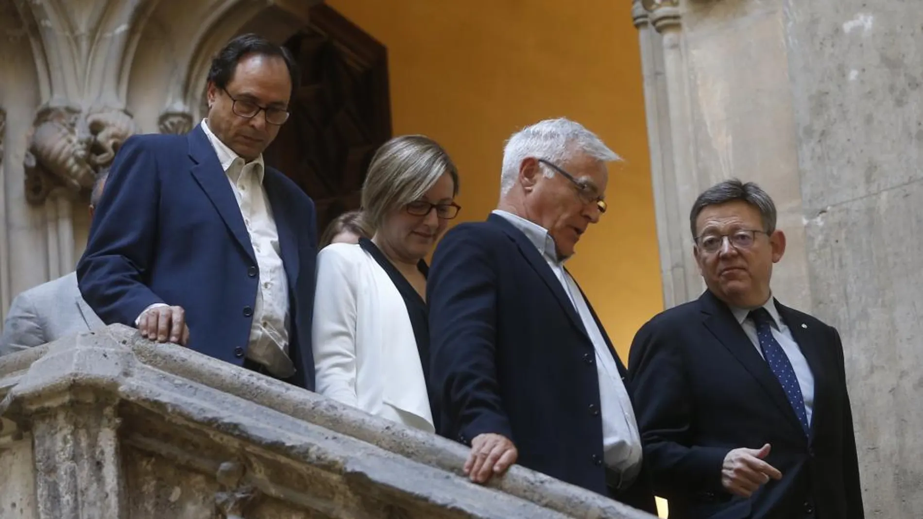 El presidente Ximo Puig; el conseller de Hacienda y Modelo Económico, Vicent Soler; la consellera de Vivienda, Obras Públicas y Vertebración del Territorio, María José Salvador y el alcalde de Valencia, Joan Ribó, ayer tras su reunión en el Palau de la Generalitat.