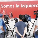 La diputada del PSOE Adriana Lastra atiende a los medios