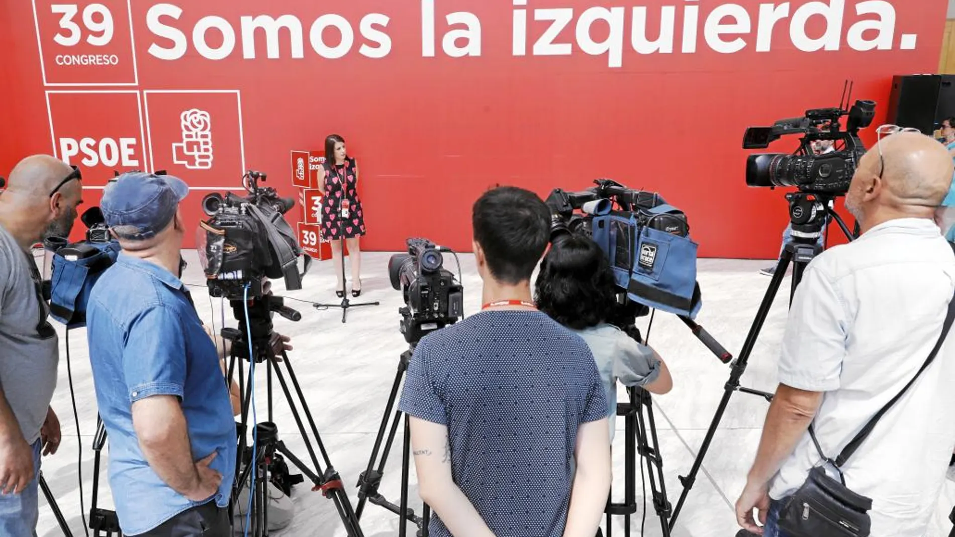 La diputada del PSOE Adriana Lastra atiende a los medios