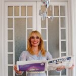 Patricia Conde con un periódico de LA RAZÓN/Cristina Bejarano
