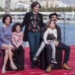 La directora Carla Simón posa con los actores Bruna Cusí (i), Laia Artigas (2i), Paula Robles (2d) y David Verdaguer, tras presentar su película "Verano 1993"