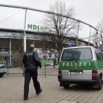 Un agente de policía vigila las inmediaciones del HDI Arena en Hanover (Alemania), hoy, 16 de noviembre de 2015