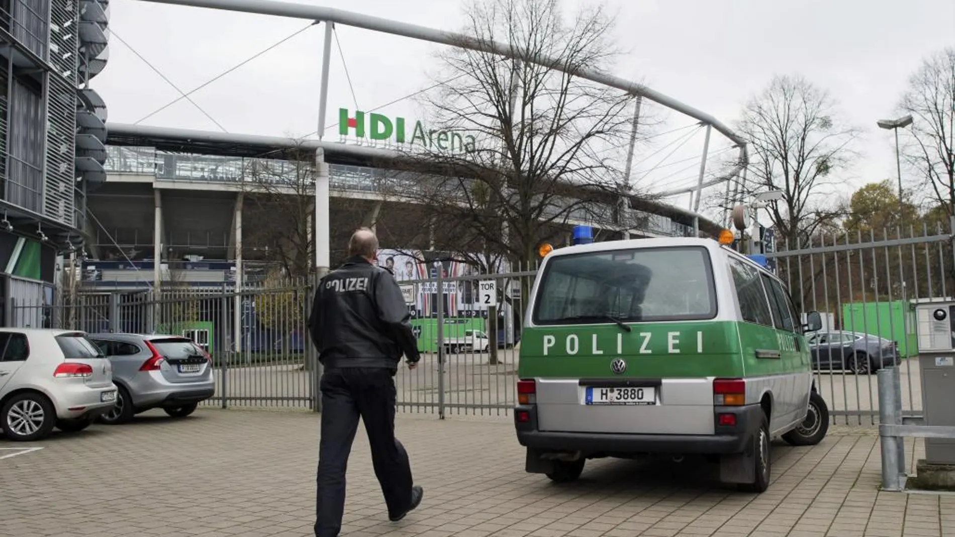 Un agente de policía vigila las inmediaciones del HDI Arena en Hanover (Alemania), hoy, 16 de noviembre de 2015
