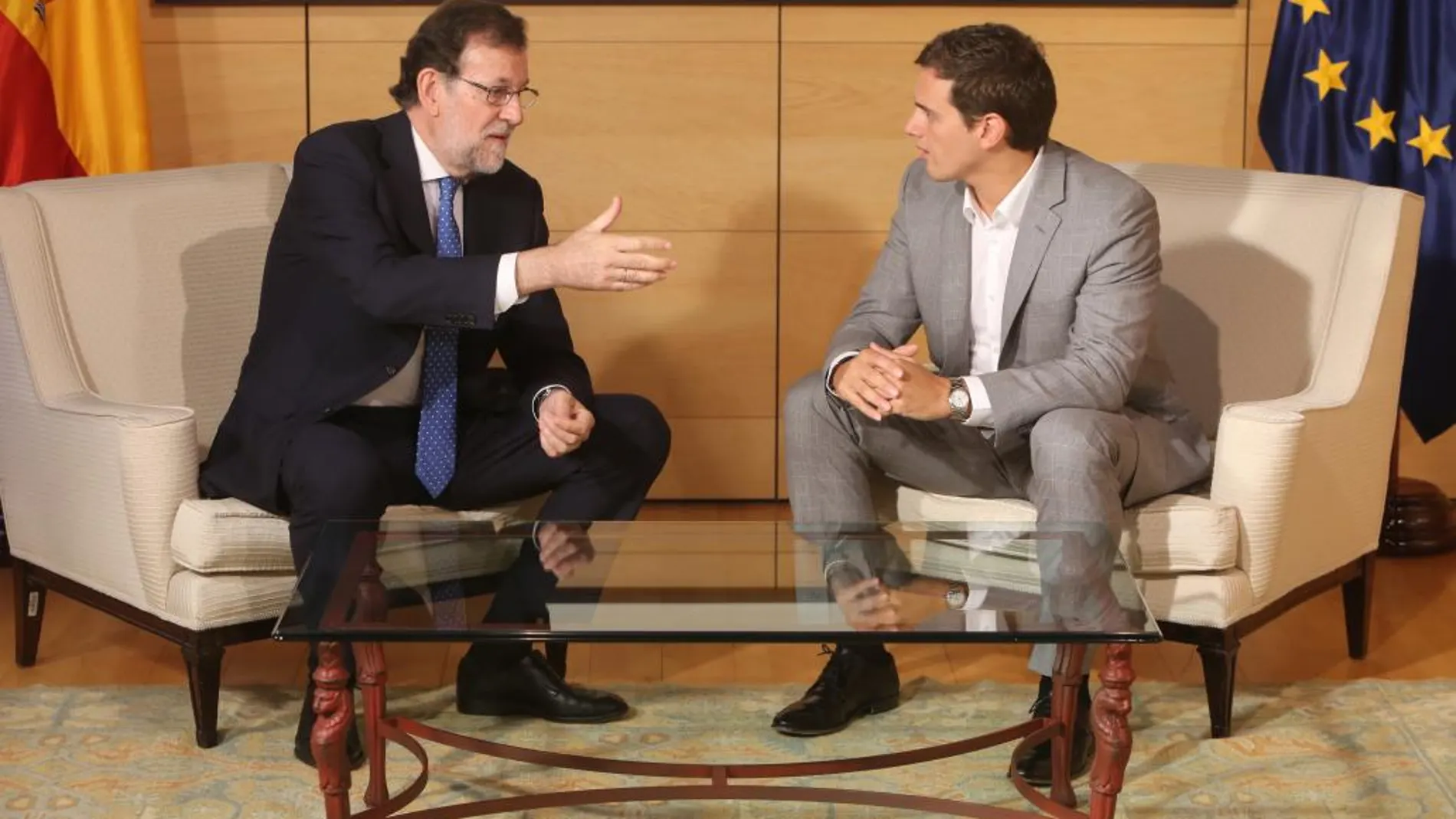Reunión entre el presidente del gobierno en funciones, Mariano Rajoy, y el líder de la oposición, Albert Rivera