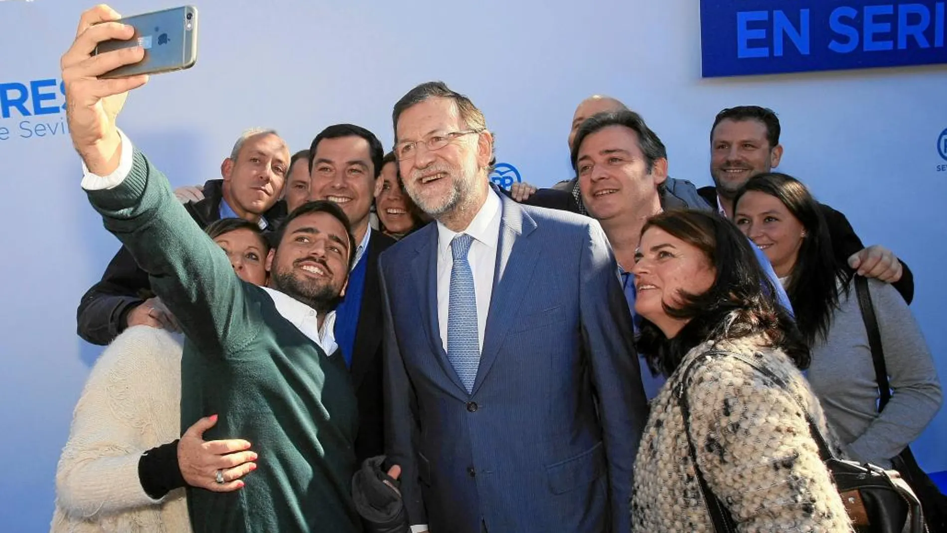 El presidente del Gobierno, Mariano Rajoy, durante el acto de precampaña en Tomares