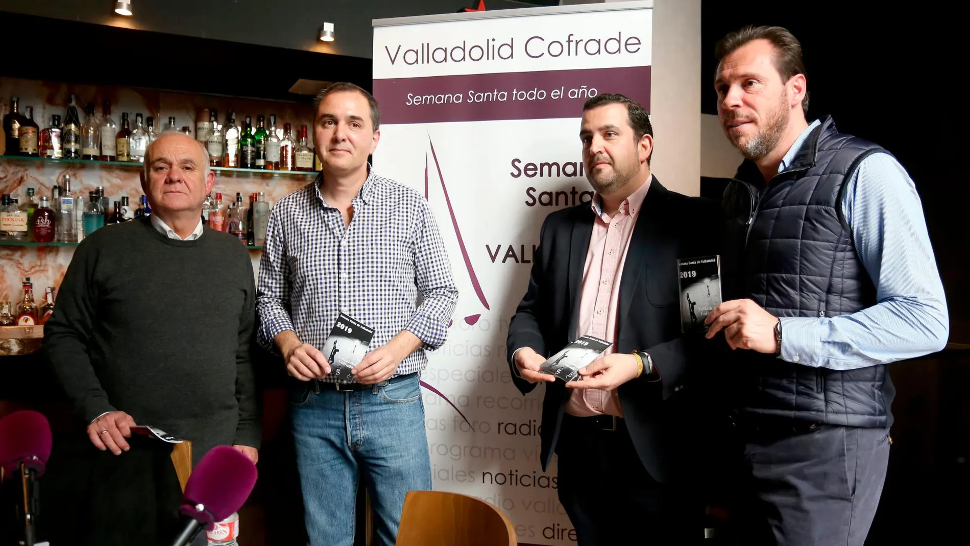 Presentación de la guía Valladolid Cofrade, con la asistencia del alcalde de la ciudad, Óscar Puente; el presidente de la Junta de Cofradías, Isaías Martínez, y Diego Arias Madero y Julián Díaz Bajo, de Valladolid Cofrade