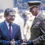 En la imagen, el delegado del Gobierno en Cataluña, Enric Millo, saluda, al inspector general del Ejército, Fernando Aznar, ayer en Barcelona.